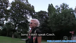 PublicAgent - lesbi csajszi hagyja magát megbaszni