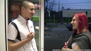 Casual Fiatal Szex - egy gyors menet a lila hajú csajjal