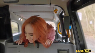 Fake Taxi - Porno zsenge vörös hajú pipi