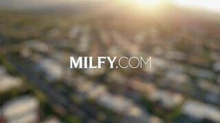 MILFY T - Charli rámegy a zsenge srácra