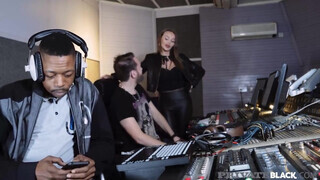 PrivateBlack - Stacy Cruz élvezi a gigantikus hímtagot