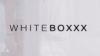 WhiteBoxxx - Oxana Chic pinája megkettyintve