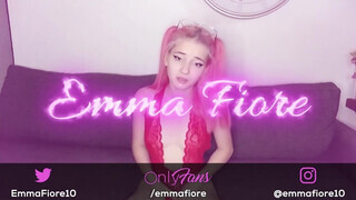 Emma Fiore termetes dildókat nyom a hátsójába