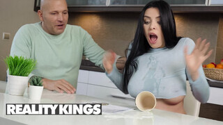 REALITY KINGS - Kira Queen a szomszéd csávóval kufircol