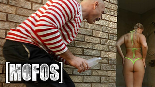 MOFOS - Harley King a vadító világos szőke tinédzser maca