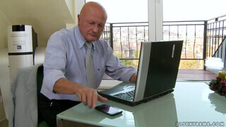 Gyuribácsi szereti a zsenge pinát