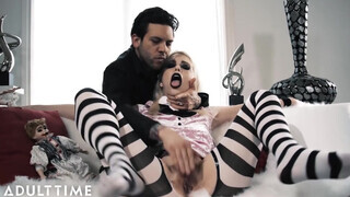 Small Hands keményen fegyelmezi a goth szenvedélyes Chloe Cherryt durva anális szexszel