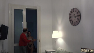 Idős férfi megdugja a vadító csajt és a lábára élvez