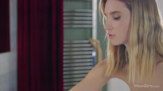 Szexy ukrán modell mia bloom szappanozza magát a fürdőkádban