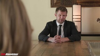 Dús idomú, óriási kannás milf főnöknő kíméletlen farkat töm a szájába