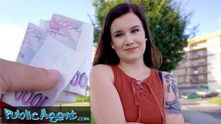 Dögös kicsike Eliss meztelenül pózol amatőr fotózáson