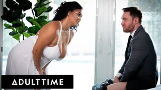 Óriási természetes cicik: Ashlyn Peaks vadul ugrál a legjobb barát farkán!