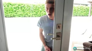 Vonzó 40-es sierra megdugja a tini kukkolót