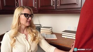 Vonzó 40-es Julia Robbie és a zsenge krapek