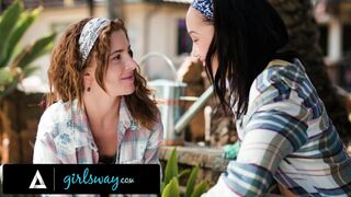 Alexis Tae és Lumi Ray ünneplik sikert forró lezbi dugással