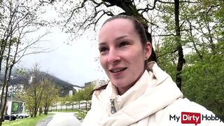 Forró zsenge amatőr nyilvános szopikázása idegennek