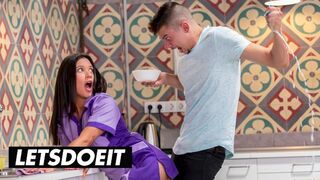 A csinos szobalány Jade Presley kitakarít és leszopja a termetes faszkat a forró szálláson