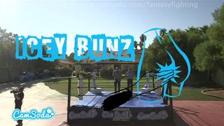 Forró fantasy harc gigászi cicis tinédzser bombázókkal