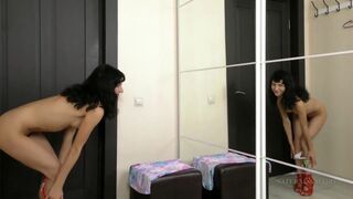 Tinédzser szuka szőrös puncival masturbál a tükör előtt