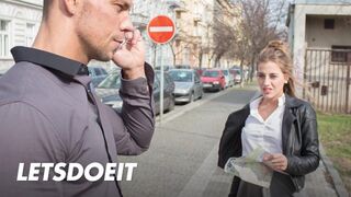 Lenyűgöző turista Silvia Dellai mélyen megkettyintve egy helyi manus által