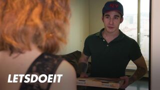 Megcsaló lyuk Arian Joy először a barátját baszogatja, aztán a kézbesítő pasi megdugja jól