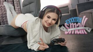 Kicsike zsenge bige Aria Banks elkapja magas mostohabátyját Chris Epicet, aki a szobájában veri a rúdja