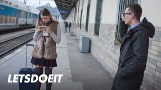 Selvaggia fiatal gádzsi felfogta Charlie Dean termetes faszát egy gyors pov dugásra