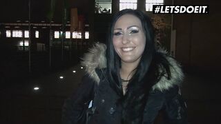 Mira grey német csoki ribanc kufircolja az idegent pénzért a buszon