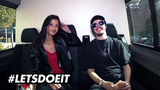 Vékony néger Coco Kiss pénzért cumizza a gigászi barna fazt az autóban