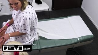 Mimi Monet óriási popós bűbájos a méretes farkú orvosnál a rendelőben