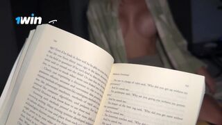 Nevelő hugom csábított el olvasás közben – ízletes közeli dörzsölés a termetes fenekű tinitől