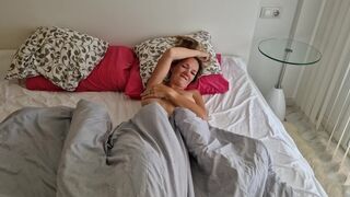 Gyönyörű pasas megbassza a haver feleségét, miután az lelépett, és pov videót készít neki