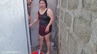 Filipina gádzsi kinti fürdés közben keményen bekúrva