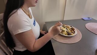 Vonzó 20 éves csajszika megbassza magát az legelső randin