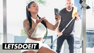 Szexi Argentin MILF Mariana Martix Keményen Meghágva az Asszisztens által a LetsDoeIt Csatornán