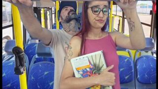 Tinédzser csajt megbassza egy idegen a nyilvános buszban