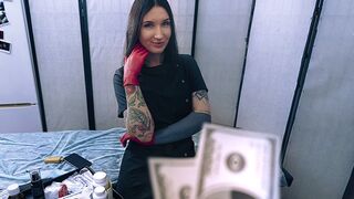 Szenvedélyes nővér latex kesztyűben segít betegének spermamintát adni