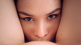 Forró leszbi pillanatok a Wow Girls csatornán - Kettő vonzó szuka nuni nyalása