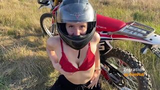Csinos motoros csajszika orálozza a motorost az enduro mezőn