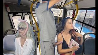Perverz a buszon dörzsölődik nőkhöz nyilvánosan!