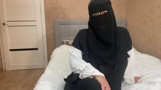 Szexi arab milf pajzán utasításokat ad nevelő fiának