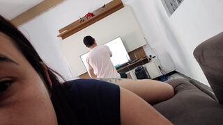 Szeretnék szeretkezni ezzel a szerelővel, mutatom neki a gigantikus seggem, hátha bejön!