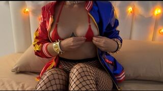 Ufo kefél bele a vadító harley quinnbe piros mikro bikiniben minden lyukba