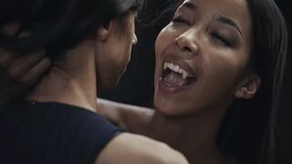 Ebony Vampire Mistress Lia Lin elcsábít egy spanyol méretes csöcsű fiatal bigét a Vampired durva domina játékában