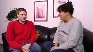 Vörös hajú milf termetes mellekkel cidázza a péniszt és hagyja hogy keményen megdugják