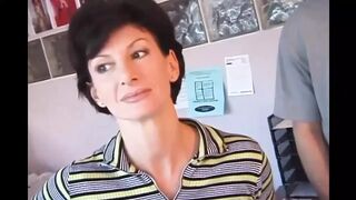 Sharon Mitchell feleségként leszopja és seggbe veszi Mark Wood farkát retro stílusban