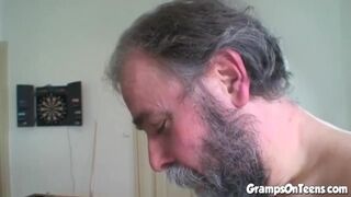 Tinédzser vörös maca orálozza és lovagol a nagypapa cerkáján