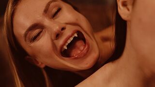 Világos Szőke Vámpír Nancy Ace Uralja Matty Milát a Vampired Csatornán - Fullos Lezbi Jelenet Vörös Harapásokkal