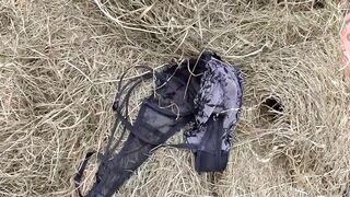 Méretes popós korosodó nő orálozza a paraszt farkát a disznóólban