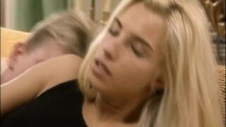 Timea Margot hatalmas rúdat kap a retro Lover's Lane legelső epizódjában